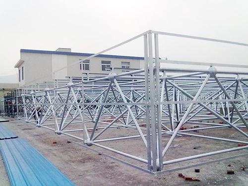 鋼結構網架是當代建筑熱寵,鋼結構網架性能優勢